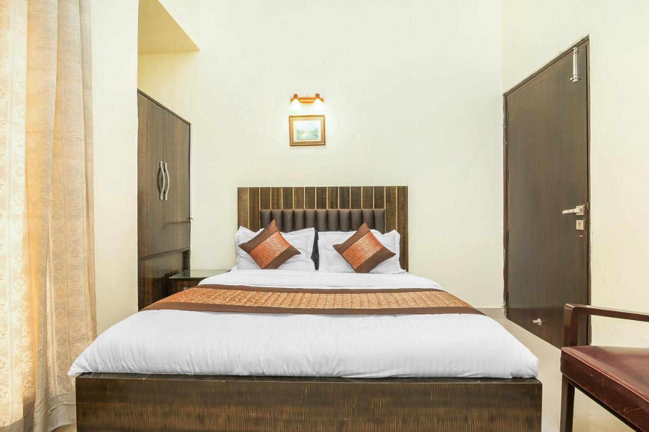 Oyo 14245 Amitabh Guest House Нью-Дели Экстерьер фото